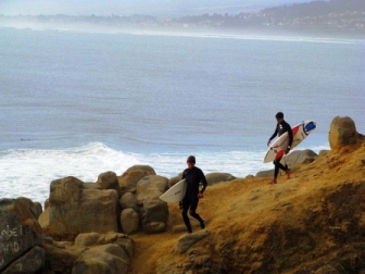 Dos personas haciendo surf